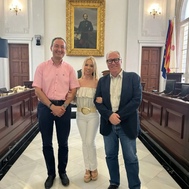 🎓✨ Acte de reconeixement als docents jubilats dels centres educatius de Reus. @reus_cat

Des del nostre institut volem agrair profundament la dedicació, la passió i els anys de servei de tres professors que han deixat petjada:

👩‍🏫 Isabel Escolà
👨‍🏫 Robert Benaiges
👨‍🏫 Tomàs Viñas

Gràcies per sembrar coneixement, valors i estimació per l’ofici. La vostra feina continua viva en tot l’alumnat i companys que heu inspirat 💚

💬 Tens algun record tens d'aquests docents que t’hagi marcat?

#reconeixementdocent #docentsambhistòria #institutreus #jubilacioambvalors #educarésestimar #educaciopublica #formacioprofessional #graciapersempre #comunitateducativa #mestresqueinspiran #reuseduca #escolaverda #fpambcor
