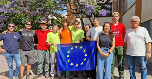 📍 Visita Erasmus a l’Institut d’Horticultura i Jardineria de Reus

Aquesta setmana hem tingut el plaer de rebre la visita d’un grup d’estudiants de l’Institut Innovapôle d’Ondes (França) @innovapole , que es troben fent una estada de mobilitat Erasmus+. Han vingut a conèixer el nostre centre, les nostres instal·lacions i la manera com treballem en la formació professional d’horticultura i jardineria.

Durant la trobada, hem compartit experiències, metodologies i bones pràctiques, i hem començat a explorar la possibilitat de futurs intercanvis entre els nostres centres. 🌍

La cooperació internacional és clau per enriquir la formació del nostre alumnat, obrir horitzons i fomentar una educació més global i col·laborativa.

#ErasmusPlus #MobilitatInternacional #FP #Horticultura #Jardineria #InstitutReus #Innovapole #EducacióGlobal #Intercanvi #FormacióProfessional