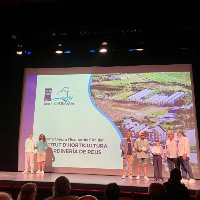 🏆 Ens han reconegut… i no podem estar més agraïts!

L’Institut d’Horticultura i Jardineria de Reus ha rebut el Premi Ones a l’Economia Circular per part de @mare_terra Fundació Mediterrània ♻️🌱

Un reconeixement a tota una trajectòria educativa compromesa amb l’agricultura ecològica, la sostenibilitat i la formació de persones amb valors ambientals 💚

Gràcies a tot l’alumnat, al professorat i a totes les persones que han fet possible aquest camí. Aquest premi és de totes i tots!

#economiacircular #premionamediterrania #institutreus #educacioagraria #educacioambiental #fpnatura #formacioprofessional #escolaverda #educacioambvalors #agroecologia #sostenibilitat #reconeixement #horticultura #jardineria #fpambfutur #transformacioecologica
