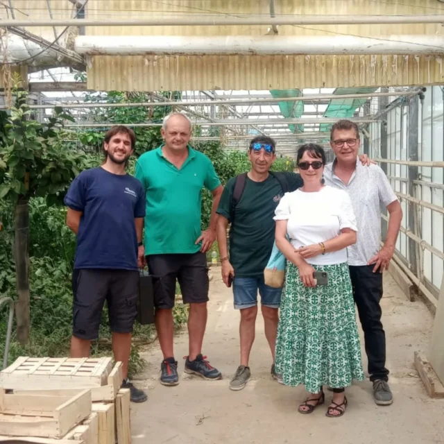 🌍 L’equip Erasmus de l’Institut d’Horticultura i Jardineria de Reus ha viatjat aquesta setmana a la Catalunya Nord per fer una estada formativa al Roselló.
@sepie_gob

Hem visitat explotacions agràries innovadores com La Pepinière Vessières (especialistes en cítrics i adaptació al canvi climàtic) i Le Mas de la Devesse, on hem descobert tècniques sorprenents com la musicoteràpia per combatre fongs als cultius! 🎶🌱

Gràcies al Lycée Agricole Claude Simon de Rivesaltes per compartir coneixement i obrir noves portes a futures col·laboracions Erasmus!

💬 T’imaginaves que la música pot ajudar les plantes?

#erasmusplus #fpnatura #formacioprofessional #institutreus #catalunyanord #mobilitatfp #erasmusfp #horticultura #agriculturaecologica #musicoterapia #innovacioagraria #escolaverda #fpambfutur #agroecologia #col·laboraciointernacional #educacioambvalors