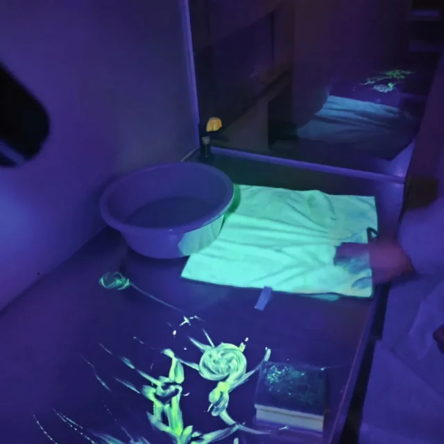 🔬 Netejar superfícies  no és tant fàcil com sembla…

Avui, al cicle de Sanitat Ambiental Aplicada, hem començat les pràctiques de desinfecció amb pintura fluorescent 💡 i llum ultraviolada.

👉 Allò que sembla net… sovint no ho és 😏👩‍🔬👨🏻‍🔬

🎓 Places disponibles a #Reus!

#SanitatAmbiental #FP #hortojardi #Prevenció #AprendreFent