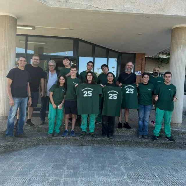 👕🌱 Hem fet entrega de les samarretes als nostres voluntaris d’aquest estiu!
Gràcies a vosaltres, el centre ha pogut mantenir-se viu i cuidat: heu regat, tallat gespa, posat ordre als hivernacles i tingut cura de l’entorn. 🌿💧✂️

El vostre compromís i dedicació són d’admirar. Sou part essencial d’aquest projecte i no tenim prou paraules per agrair-vos-ho. 💚

✨ Sou els millors! Gràcies per fer que aquest espai sigui més verd, acollidor i ple de vida.

#Voluntariat #Gràcies #Compromís #CuidemLaNatura #Equip #fp #cfgs #cfgm #pfi